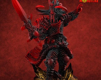 Op de afbeelding: Gedetailleerd beeldje van een dark fantasy-krijger in zwarte en rode bepantsering, met een rood zwaard. De figuur heeft een gehoornde helm en staat op een gouden voet. De tekst "Print Your Monsters" staat rechtsboven.