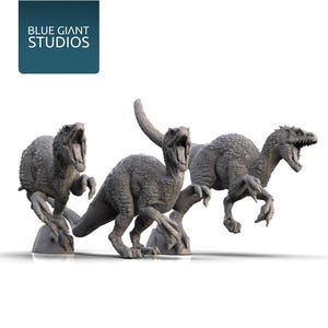 Op de afbeelding: Een rustiek houten bord met de tekst "Welcome to our home" in witte letters. Het bord heeft een verweerde afwerking en een eenvoudig, uitnodigend ontwerp, ideaal voor een veranda of entree.