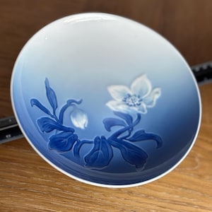 Vintage Royal Copenhagen Blue & White Flower Relief Bowl – Model 832 – Made in Denmark – Porcelain Art Bowl Scandinavian Decor