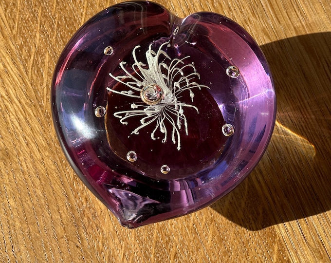 Vintage Style Heart Glass Paperweight – Amethyst Purple with Encased Flower Design & Bubbles