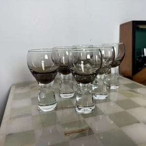 Vintage Rauchglas Schnapsgläser 6er Set Mid-Century Barware im Retro-Stil der 1970er Jahre