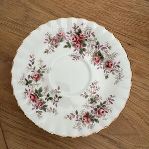 ROYAL ALBERT “Lavender rose” Bone china plate - Vintage English Rose Pattern with Gold Trim