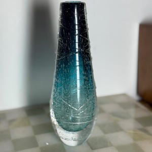 Signerad blå tonad konstglasvas med bubblor ca 1980-talet