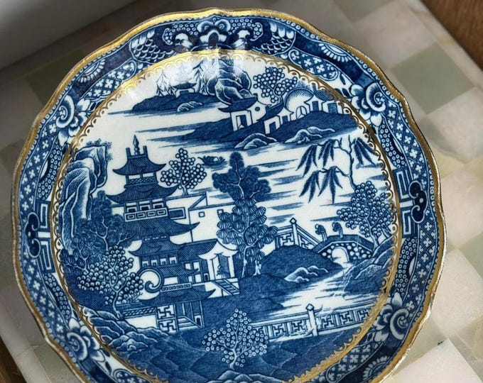 Caughley Blue  White Pagoda Saucer Dish c17801790 Gilt Rim 215 cm