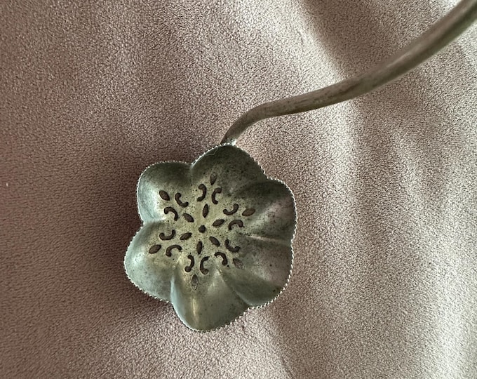 Vintage Silver-Plated Flower Tea Strainer – Curved Handle Infuser Spoon – Edwardian Style Floral Kitchen Utensil