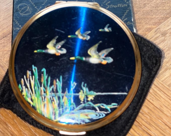 Vintage Stratton Compact – Flying Mallard Ducks Scene – Blue Enamel Powder Mirror – Made in England – Wildlife Design