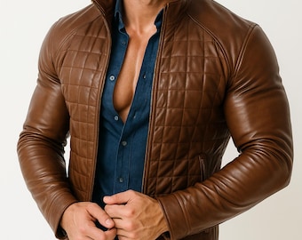 Puede incluir: Chaqueta de cuero marrón con diseño acolchado. La chaqueta tiene cuello alto y cierre de cremallera. El modelo lleva debajo una camisa vaquera azul.
