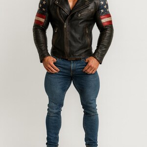 Pu&ograve; includere: Giacca in pelle marrone scuro con chiusura a zip, con dettagli della bandiera americana sulle maniche. La giacca &egrave; abbinata a jeans blu e stivali marroni. Lo stile &egrave; robusto e classico.