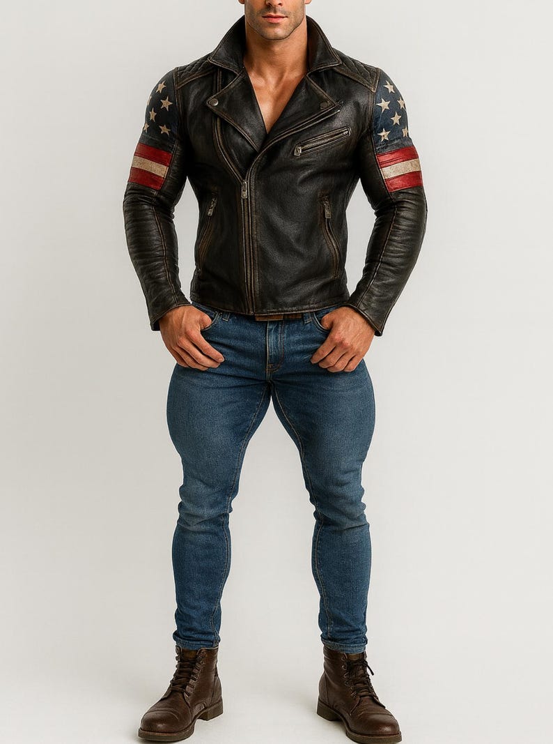Pu&ograve; includere: Giacca in pelle marrone scuro con chiusura a zip, con dettagli della bandiera americana sulle maniche. La giacca &egrave; abbinata a jeans blu e stivali marroni. Lo stile &egrave; robusto e classico.