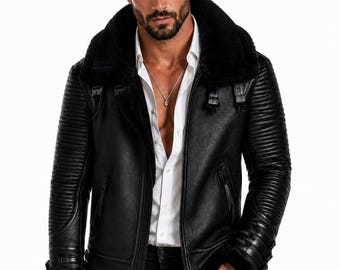 Può includere: Una giacca nera con un ampio colletto in pelliccia sintetica nera, dettagli a coste sulle maniche e cinturini con fibbia regolabili sui polsini. La giacca presenta una chiusura frontale con zip, due tasche laterali con zip e una fodera interna nera.