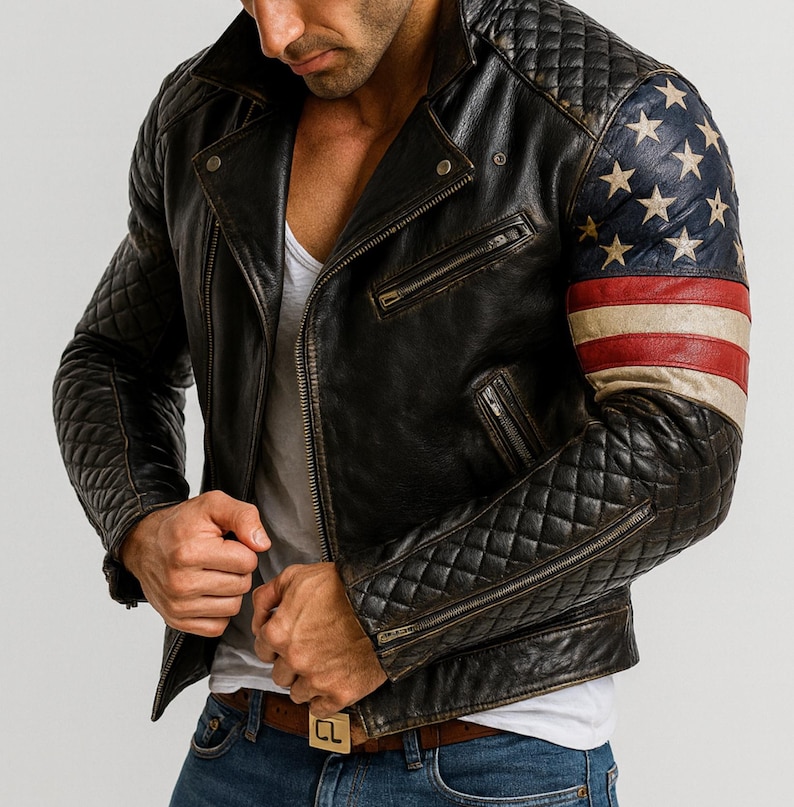 Pu&ograve; includere: Giacca in pelle nera invecchiata con dettagli trapuntati su spalle e maniche. La manica destra presenta un disegno della bandiera americana. La giacca ha un classico stile biker con chiusura a zip e colletto a revers.