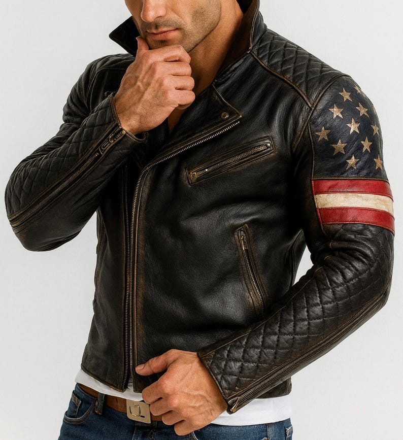 Pu&ograve; includere: Giacca in pelle nera invecchiata con design trapuntato su maniche e spalle. La manica sinistra presenta un motivo a bandiera americana con stelle dorate e strisce rosse e bianche. Chiusura con zip e tasche multiple.