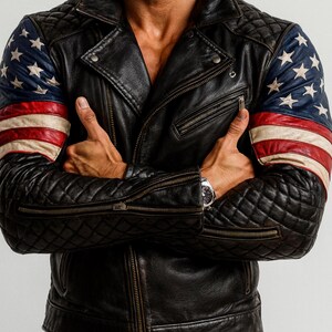 Pu&ograve; includere: Giacca in pelle nera con spalle e maniche trapuntate. Le maniche presentano il design della bandiera americana. La giacca ha un classico stile biker con colletto a revers e dettagli con cerniera. Il design della giacca ricorda un classico giubbotto da motociclista.