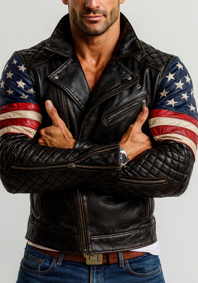 Pu&ograve; includere: Giacca in pelle nera con spalle e maniche trapuntate. Le maniche presentano il design della bandiera americana. La giacca ha un classico stile biker con colletto a revers e dettagli con cerniera. Il design della giacca ricorda un classico giubbotto da motociclista.