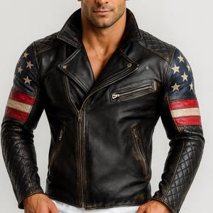 Pu&ograve; includere: Giacca in pelle nera con finitura invecchiata, cerniera asimmetrica e dettagli trapuntati sulle spalle. Le maniche presentano il design della bandiera americana. Classica giacca da motociclista.