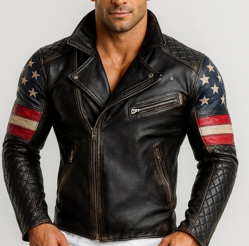 Pu&ograve; includere: Giacca in pelle nera con finitura invecchiata, cerniera asimmetrica e dettagli trapuntati sulle spalle. Le maniche presentano il design della bandiera americana. Classica giacca da motociclista.