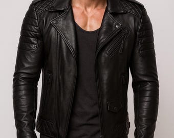 Puede incluir: Chaqueta de cuero negra de estilo motero clásico. Cuenta con solapas con muescas, cierre de cremallera asimétrico, paneles acolchados en hombros y brazos superiores, y múltiples bolsillos con cremallera. Diseño elegante y moderno.