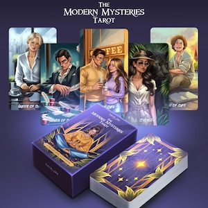 Puede incluir: Una baraja de cartas del tarot titulada "The Modern Mysteries Tarot" con una caja y dorsos de cartas morados. La caja presenta una ilustración de una persona, y las cartas representan varias escenas y personajes. La baraja es de Tarotopia.