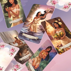 Puede incluir: Un juego de cartas de tarot con ilustraciones de una mujer con un vestido color crema. Las cartas están etiquetadas con títulos como "Ace of Pentacles", "Queen of Pentacles" y "Nine of Pentacles". El fondo es de color rosa suave.