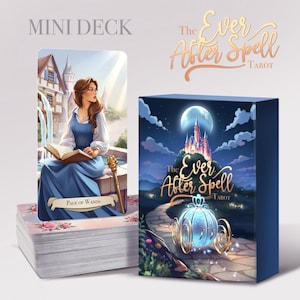 Może przedstawiać: Talia kart tarota z niebieskim pudełkiem przedstawiającym bajkowy zamek i powóz pod pełnią księżyca. Talia zawiera karty z ilustracjami, w tym jedną z kobietą w niebieskiej sukni i napisem "Page of Wands". Widoczne są słowa "The Ever After Spell Tarot".