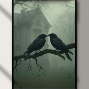 霧のかかったカラス - ゴシック様式の森の壁画、苔むした枝にとまる2羽のカラスの霧の森の壁画、ゴシック様式のカラスのプリント、神秘的な鳥のポスター