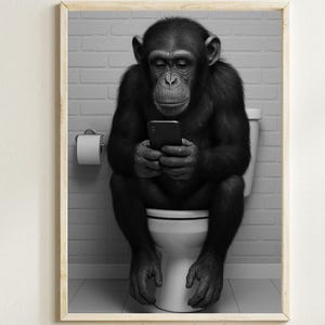 Peut inclure: Impression encadrée en noir et blanc représentant un chimpanzé assis sur des toilettes, utilisant un smartphone. L'image comprend un rouleau de papier toilette et un mur de briques. Le texte "DIGITAL DOWNLOAD" est en bas.