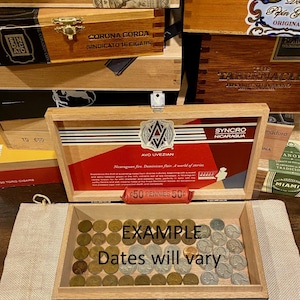 Collezione di 100 monete d'epoca statunitensi in una scatola di sigari! Penny con testa di grano e testa di indiano, nichelini Buffalo e altro ancora! Ottima idea regalo - Leggi la descrizione