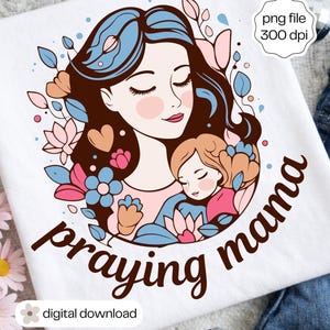 Puede incluir: Camiseta blanca con un gráfico de una madre y un niño con los ojos cerrados, rodeados de flores. Las palabras "praying mama" están escritas en una fuente de escritura. El diseño incluye colores rosa, azul y marrón. Las palabras "digital download" y "png file 300 dpi" también son visibles.