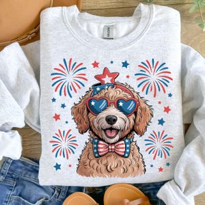Goldendoodle 4 de julho Patriótico Png Clipart, Quatro de Julho Cachorro Png, Ilustração de Cachorro dos EUA, Cachorro usando laço de estrelas e listras sublimado.