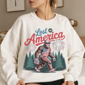 4. Juli Bigfoot PNG, verloren in Amerika Sasquatch PNG, Vaterländisches Bier Png, lustige Cryptid Sublimation, Redneck USA Party, 4. Juli Design