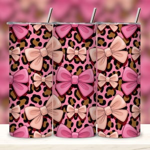 Roze flirtstrik met glitter luipaardvel beker wrap 20oz png, naadloos sublimatieontwerp, girly roze strikken, beker in girly-girl-stijl.