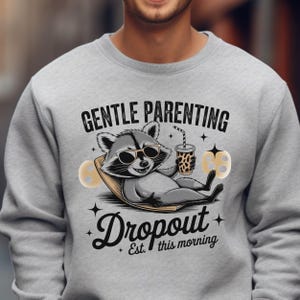 Décrochage parental doux PNG, maman drôle, conception d'humour de parent fatigué, conceptions de sublimation de chemise png png, conception de maman à la mode, raton laveur png
