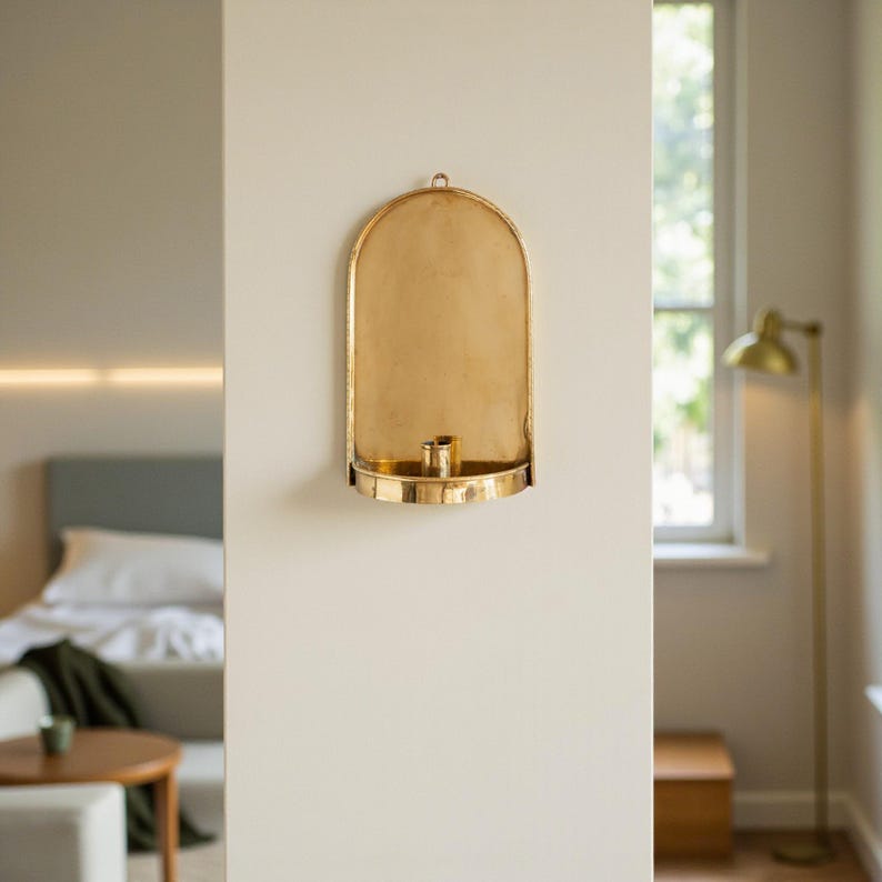 Peut inclure: Un bougeoir mural en m&eacute;tal dor&eacute; de forme arqu&eacute;e. Il comporte une petite base circulaire pour une bougie et une boucle pour l'accrocher. Le design est simple et &eacute;l&eacute;gant, adapt&eacute; &agrave; divers styles d'int&eacute;rieur. Mesure environ 20 cm de haut.