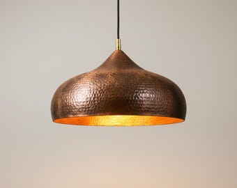 Miedziana lampa wisząca do wyspy kuchennej – lampa sufitowa z młotkowaną kopułą