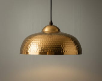 Mosiężne lampy wiszące do wyspy kuchennej – młotkowana lampa sufitowa w kształcie kopuły