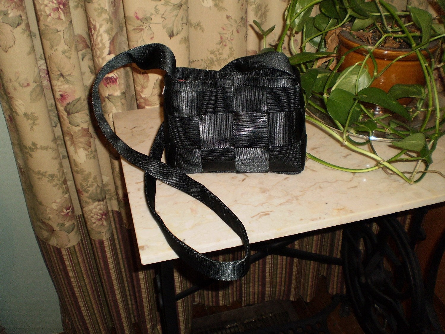 Black Purse w Shoulder Strap