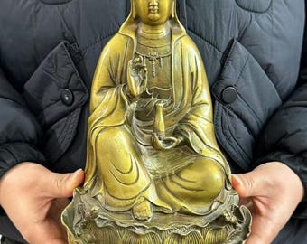 Gran estatua de cobre de Guan Yin Bodhisattva, diosa de la compasión, sanación y meditación. Escultura de iluminación oriental, budismo y meditación.