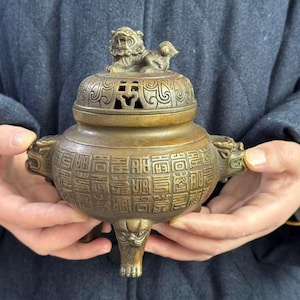 Antique Bronze  lion Relief Incense Burner Holder Tripod Foo Dog Lion Three Foot Tibet Temple Censer burner Charcoal Pot decor