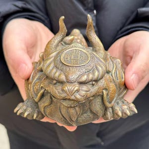 Copper frog statue Wealth Golden Toad Coin Fortune, Feng Shui Frog Lucky Ornament,Three Legged Golden Toad Family Office Decor animal