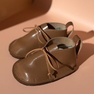 Bottes pour bébés faites main en cuir marron clair | Chaussures First Walker à semelle souple | Chaussures dorées pour bébé fille | Cadeau pour bébé de 12 à 18 mois | Cadeau naissance, chaussures de bébé