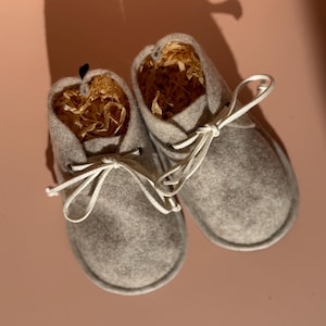 Bottes de bébé en laine faites main | Chaussures First Walker à semelle souple | Chaussures dorées pour bébé fille | Cadeau pour bébé de 18 à 24 mois | Cadeau nouveau-né | Chaussures bébé flocons d&#39;avoine