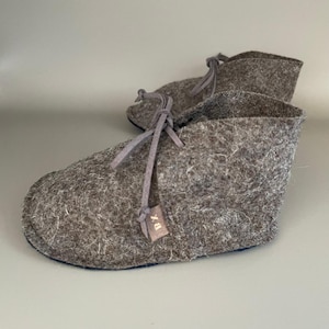 Bottes de bébé en laine faites main | Chaussures First Walker à semelle souple | Chaussures dorées pour bébé fille | Cadeau pour bébé de 12 à 18 mois | Cadeau nouveau-né | Chaussures bébé grises