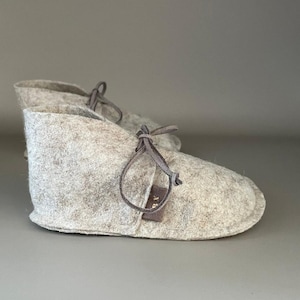 Bottes de bébé en laine faites main | Chaussures First Walker à semelle souple | Chaussures dorées pour bébé fille | Cadeau pour bébé de 12 à 18 mois | Cadeau nouveau-né | Chaussures bébé flocons d&#39;avoine