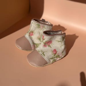 Cheveux sur peau, bottes bébé | Chaussures First Walker à semelle souple | Chaussures bébé faites main | Cadeau pour bébé de 18 à 24 mois | Cadeau nouveau-né | Bottes fleuries pour tout-petit