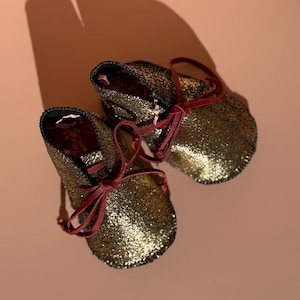 Bottes bébé en cuir faites main | Chaussures First Walker à semelle souple | Chaussures dorées pour bébé fille | Cadeau pour bébé de 6 à 9 mois | Cadeau nouveau-né fille | Idée semelle souple