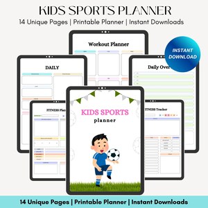 Könnte beinhalten: Ein druckbarer Planer für Kinder, die Sport treiben. Das Cover zeigt eine Cartoon-Illustration eines Jungen, der Fußball auf einem grünen Feld spielt. Der Planer umfasst 14 Seiten mit Abschnitten für Tagespläne, Fitnesspläne, Trainingseinheiten und Fortschrittsverfolgung. Der Text "KIDS SPORTS planner" ist in Pink und Weiß auf dem Cover abgebildet.