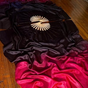 Inferno Seidenschleierfächer • Schwarz + Rot handgefärbte Habotai Seidenflussfächer • Teilweise UV-reaktiv • Natürliche Bambusstäbe • Wird auf Bestellung angefertigt