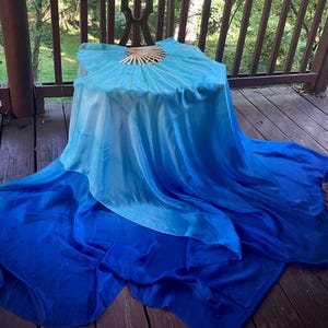 Atlantis Seidenschleierfächer • Ozeanblaue handgefärbte Habotai Seide • Natürliche Bambusstäbe • Auf Bestellung • Performance Flow Seide