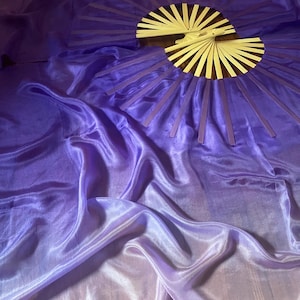 Sahasrara Seidenfächer • Teilweise UV-reaktiv • Violet + Lavendel handgefärbte Habotai Seidenschleier • Natürliche Bambusstäbe • Wird auf Bestellung angefertigt