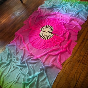 Psychedelische Schmetterling Silk Flow Fans • UV-reaktiv • Neon Pink, Blau + Grün Handgefärbte Fließseide • Natürliche Bambusstäbe • Auf Bestellung